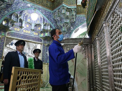 Nhân viên vệ sinh khử trùng đền thờ Masumeh ở thành phố Qom, Iran hôm 25/2. Ảnh: AFP.