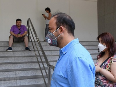 Người dân đeo khẩu trang để phòng tránh lây nhiễm COVID-19 tại Santiago, Chile. (Ảnh: THX/ TTXVN).