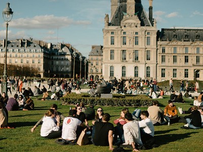 Người dân tụ tập gần bảo tàng Louvre ở Paris, Pháp hôm 15/3. Ảnh: NY Times.