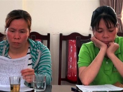 Nguyễn Thị Hồng Tươi và Nguyễn Thị Lan tường trình sự việc tại trụ sở Công an huyện Than Uyên (Lai Châu). (Ảnh: TTXVN phát).