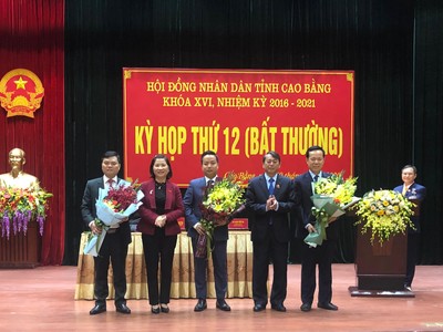 Đại diện lãnh đạo tỉnh Cao Bằng tặng hoa chúc mừng Tân Phó Chủ tịch Ủy ban nhân dân tỉnh Cao Bằng Lê Hải Hòa (người đứng giữa).