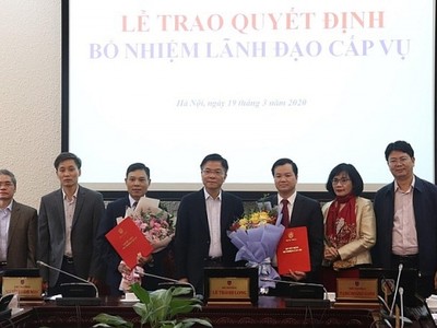 Bộ trưởng Bộ Tư pháp Lê Thành Long (giữa) trao quyết định cho các nhân sự mới được bổ nhiệm. Ảnh: Cổng TTĐT Bộ Tư pháp.