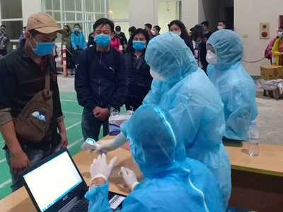 Lao động trở về từ Lào được kiểm tra sức khỏe tại Cửa khẩu quốc tế Cầu Treo hôm 20/3. Ảnh: Đ.H.