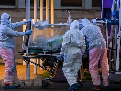 Nhân viên y tế chuyển bệnh nhân nhiễm COVID-19 tới bệnh viện ở Rome, Italy, ngày 16/3/2020. (Nguồn: AFP/TTXVN).