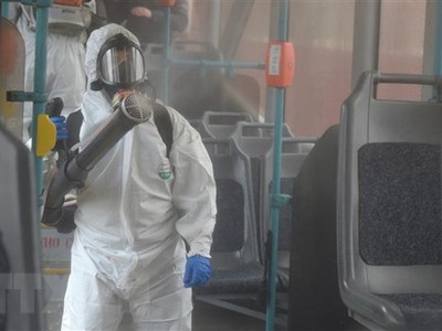 Khử trùng nhằm ngăn ngừa dịch COVID-19 trên xe điện ở Saint Petersburg, Nga. (Ảnh: AFP/TTXVN).