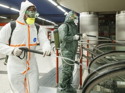 Công nhân phun khử trùng tại Ga tàu điện ngầm Nuevos Ministryios ở Madrid, Tây Ban Nha hôm 20/3. Ảnh: AFP.