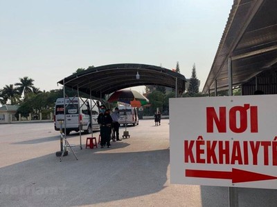 Chốt kiểm dịch và khai báo y tế tại thành phố Móng Cái, tỉnh Quảng Ninh. (Ảnh: Thuỳ Giang/Vietnam+)