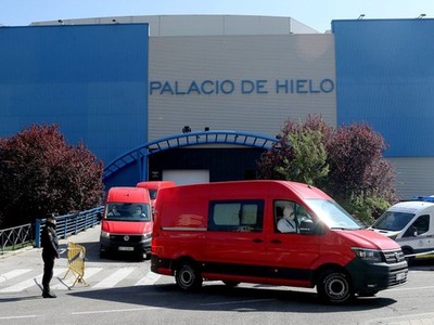 Xe hơi chở thi thể người thiệt mạng vì Covid-19 ở Tây Ban Nha ra nhà xác (Ảnh: El pais).