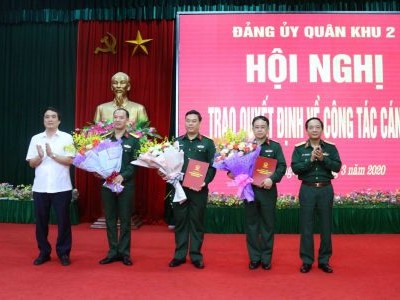Bí thư Tỉnh ủy Phú Thọ Bùi Minh Châu và Thiếu tướng Trịnh Văn Quyết chúc mừng các cán bộ được điều động, bổ nhiệm.