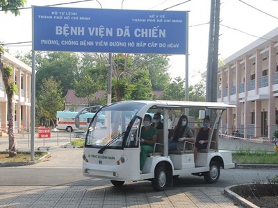 4 bệnh nhân được bác sĩ đưa bằng xe điện từ khu cách ly Bệnh viện dã chiến Củ Chi ra ngoài.
