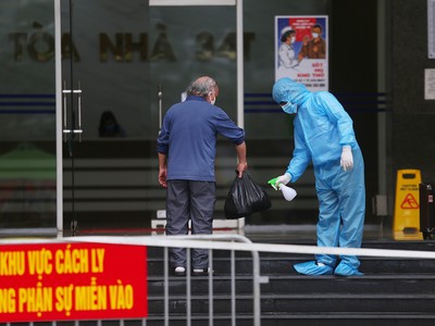 Nhân viên làm nhiệm vụ sát khuẩn đồ cho cư dân toà nhà.