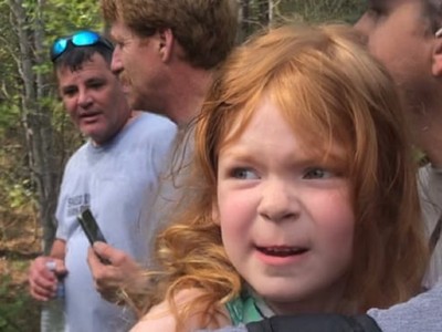 Bé gái Vadie Sides 4 tuổi khi được tìm thấy trong khu rừng. Ảnh: AP.