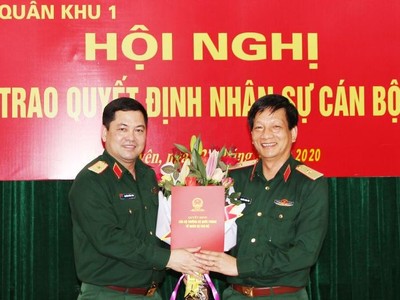 Thay mặt Bộ Quốc phòng, Thiếu tướng Nguyễn Hồng Thái, Tư lệnh Quân khu 1 trao quyết định cho Thiếu tướng Nguyễn Đăng Bảo.