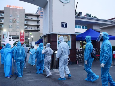 Đo thân nhiệt ở cổng Bệnh viện Bạch Mai. 