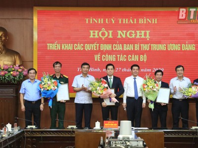 Lãnh đạo tỉnh Thái Bình trao quyết định và chúc mừng các cán bộ được Ban Bí thư Trung ương Đảng chuẩn y chức vụ mới.