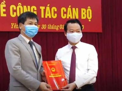 Ông Ngô Hạnh Phúc (trái) nhận quyết định điều động, bổ nhiệm giữ chức Giám đốc Sở Tài chính.
