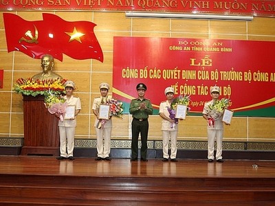 Đại tá Trần Hải Quân, Giám đốc Công an tỉnh Quảng Bình (giữa) trao Quyết định điều động, bổ nhiệm cho các cán bộ.