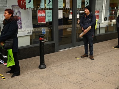 Người dân xếp hàng ngoài một hiệu thuốc tại thủ đô London hôm 30/3. Ảnh: AFP.