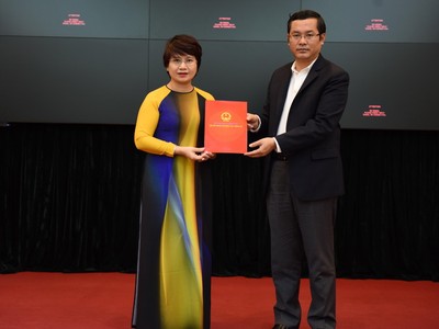 Thứ trưởng Nguyễn Văn Phúc trao quyết định của Bộ trưởng Bộ GD&ĐT giao quyền Vụ trưởng Vụ Giáo dục đại học cho bà Nguyễn Thu Thủy.