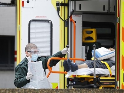 Nhân viên y tế chuyển một bệnh nhân nghi nhiễm nCoV xuống khỏi xe cứu thương tại St Thomas ở London ngày 31/3. Ảnh: AFP.