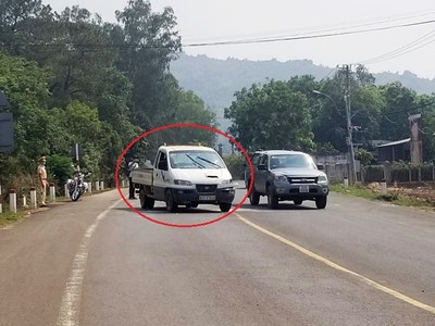 Bị cảnh sát chặn bắt, nam thanh niên đã bỏ lại ôtô bán tải (khoanh tròn đỏ) vừa cướp rồi chạy bộ vào rừng.