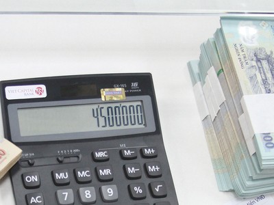 Nhà băng “thắt lưng buộc bụng” để hỗ trợ khách hàng