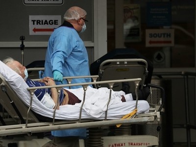 Nhân viên y tế tiếp nhận bệnh nhân ở New York ngày 3/4. Ảnh: AFP.