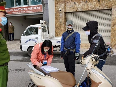 Lực lượng chức năng phường Trúc Bạch xử phạt người ra đường không thuộc diện cần thiết. Ảnh: UBND phường Trúc Bạch.