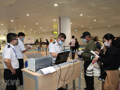 Lao động đi làm việc ở nước ngoài sẽ tạm dừng xuất cảnh đến hết ngày 30/4. (Ảnh minh họa: TTXVN).