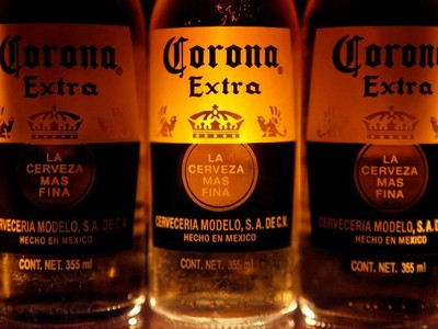 Bia Corona được bày bán tại Mexico City (Mexico). Ảnh: Reuters.