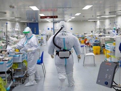 Nhân viên y tế làm việc tại bệnh viện điều trị cho các bệnh nhân nhiễm COVID-19 ở Vũ Hán, tỉnh Hồ Bắc, Trung Quốc, ngày 20/3 vừa qua. (Ảnh: THX/TTXVN).