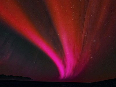 Minh họa vệt sáng kỳ lạ xuất hiện trên bầu trời Nhật Bản. Ảnh: Space.