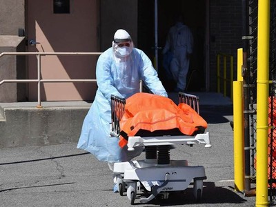 Nhân viên y tế tại Mỹ vận chuyển một thi thể bệnh nhân tử vong vì dịch COVID-19. (Ảnh: The Independent).