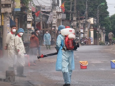 Lực lượng chức năng phun khử khuẩn. (Ảnh: Phạm Hùng/TTXVN phát).