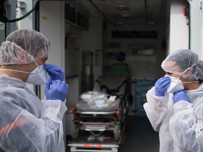 Hai nhân viên y tế chuẩn bị chăm sóc một bệnh nhân nhiễm nCoV tại bệnh viện Laennec ở Saint-Herblain, phía tây Pháp, ngày 7/4. Ảnh: AFP.