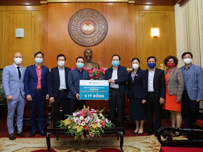 Đại diện CenGroup trao ủng hộ 5 tỷ đồng chung tay chống dịch Covid-19.