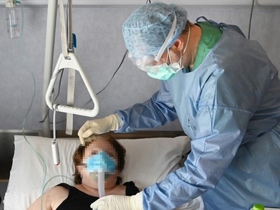 Bác sĩ Italy điều trị cho bệnh nhân Covid-19 trong phòng chăm sóc tích cực tại một bệnh viện ở Rome, Italy hôm 8/4. Ảnh: AFP.