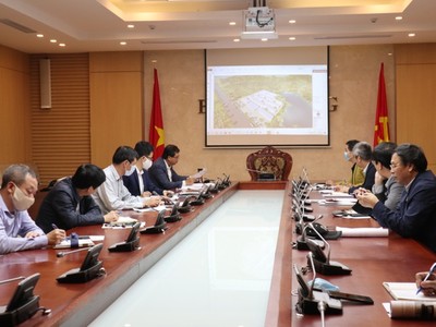 Thứ trưởng Bộ Xây dựng Lê Quang Hùng chủ trì cuộc họp lên phương án xây dựng bệnh viện dã chiến trong tình huống khẩn cấp.