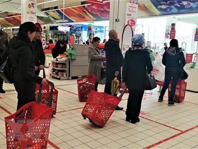 Xếp hàng giãn cách theo vạch kẻ trước quầy thanh toán tại một siêu thị ở thủ đô Moskva (Nga).