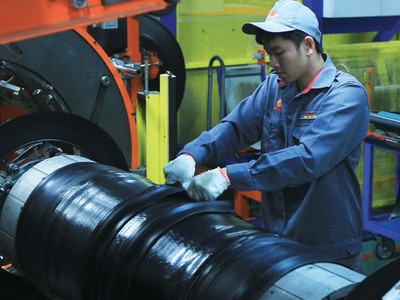 Sự sụt giảm của giá cao su tự nhiên và giá dầu là yếu tố tích cực với các doanh nghiệp sản xuất săm lốp.