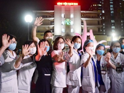Các y bác sĩ bệnh viện Bạch Mai reo hò khi hết thơi gian phong toả. 