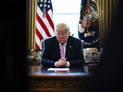 Tổng thống Mỹ Donald Trump tại buổi họp báo ngày 10/4, khi ông thừa nhận việc có mở cửa lại nền kinh tế hay không sẽ là "quyết định lớn nhất của cuộc đời". Ảnh: NYT.