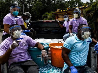 Tình nguyện viên phát thực phẩm cho người khó khăn tại bang Florida, Mỹ, hôm 11/4. Ảnh: AFP.