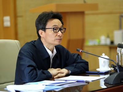 Phó Thủ tướng Vũ Đức Đam và các thành viên Ban Chỉ đạo thống nhất: Chúng ta phải chuẩn bị tinh thần là dịch còn kéo dài. Ảnh: VGP/Đình Nam.