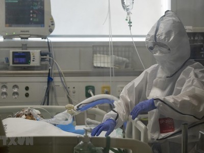 Nhân viên y tế điều trị cho bệnh nhân mắc COVID-19 vào một bệnh viện ở Daegu, Hàn Quốc. (Ảnh: THX/TTXVN).