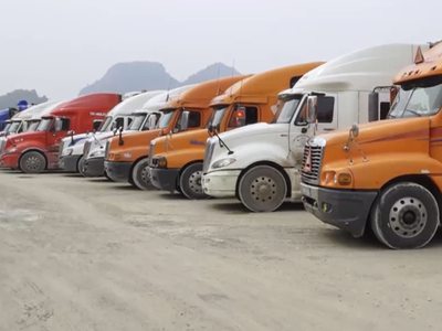 Xe hàng đỗ tại cửa khẩu Tân Thanh.