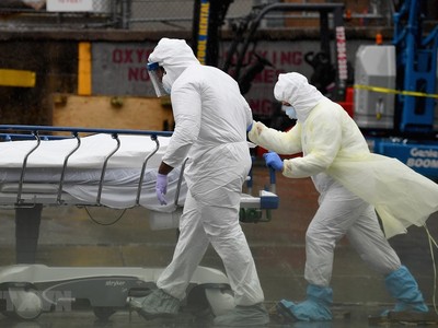 Nhân viên y tế chuyển thi thể bệnh nhân COVID-19 tại New York, Mỹ ngày 9/4/2020. (Ảnh: AFP/TTXVN).