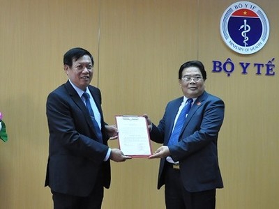 Đồng chí Sơn Minh Thắng trao quyết định cho đồng chí Đỗ Xuân Tuyên.