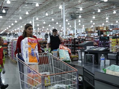 Người dân mua hàng tại siêu thị ở Canberra, Australia. (Ảnh: THX/TTXVN).