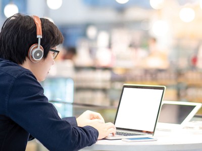 Điều 140 - Luật Doanh nghiệp đã đương nhiên coi họp trực tuyến qua ứng dụng công nghệ thông tin là 1 trong 4 hình thức mà cổ đông có thể dự họp.